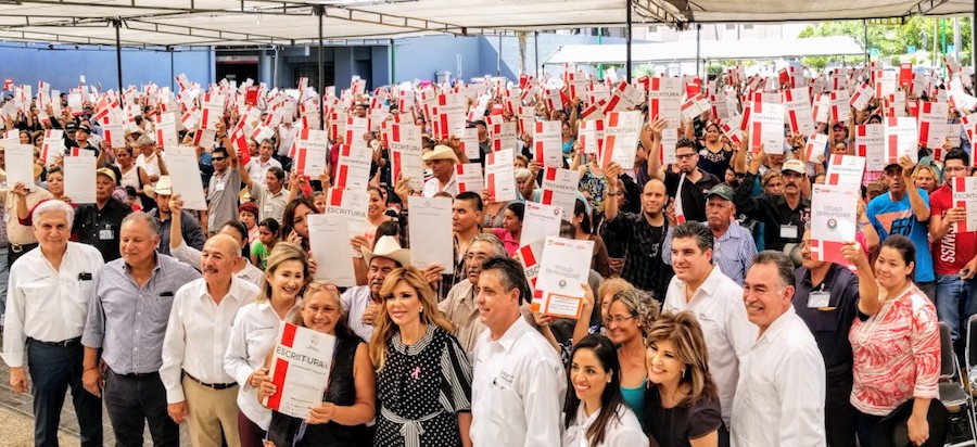 Garantiza Gobernadora Pavlovich certeza jurídica a familias hermosillenses