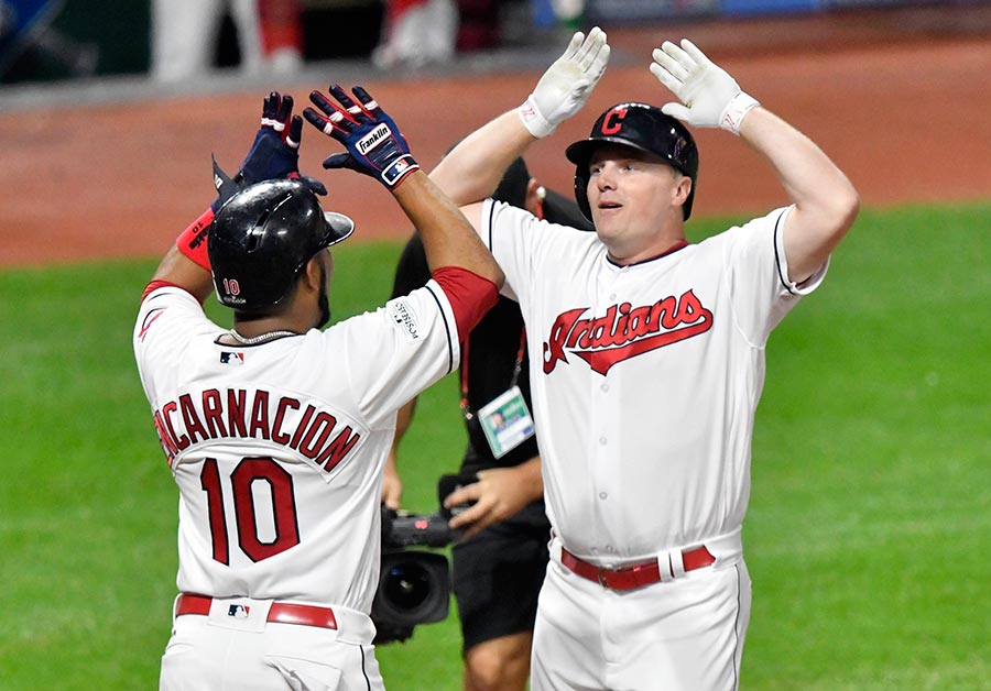 Indios pegan primero que los Yanquis en la Serie Divisional