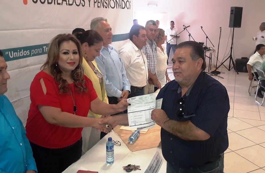 Reciben jubilados de Caborca bono conmemorativo Reciben jubilados de Caborca bono conmemorativo