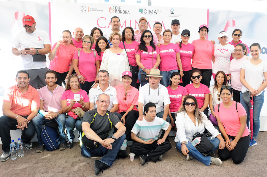 Marchan miles contra el cáncer de mama