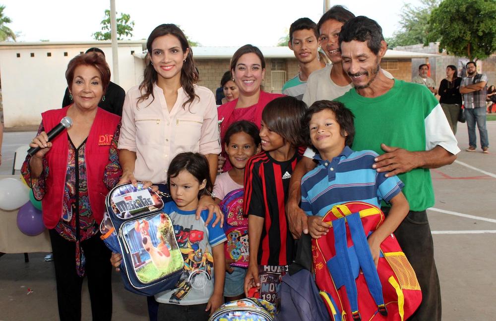 Entrega Presidenta de DIF Hermosillo útiles escolares a niños de EnCausa