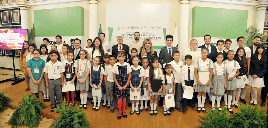 Premia Gobernadora Pavlovich a ganadores de concursos literarios