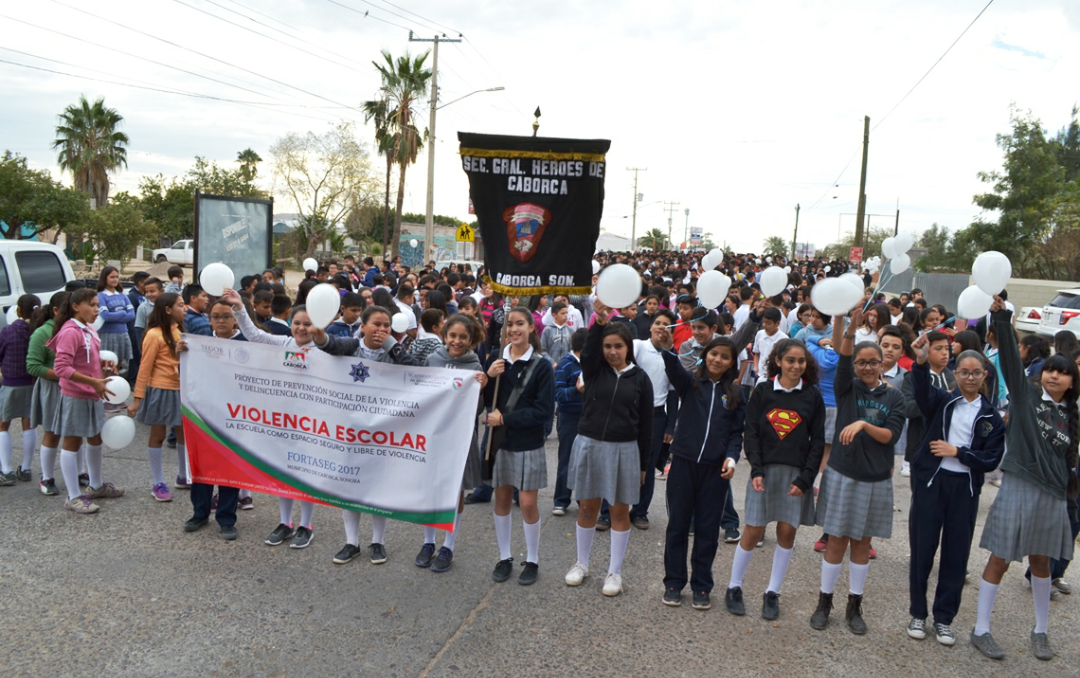 Marchan estudiantes contra la violencia escolar Marchan estudiantes contra la violencia escolar