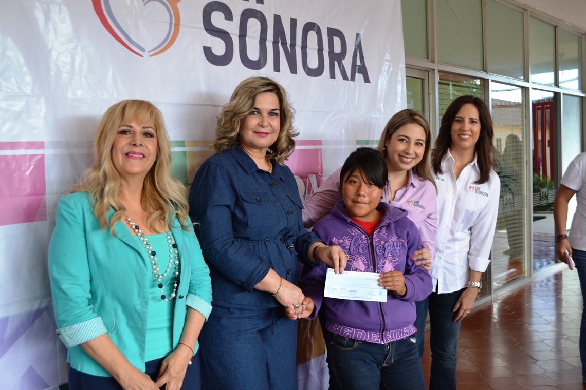 Entregan Ayuntamiento y DIF Sonora becas para personas con discapacidad