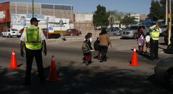 Que tránsito aplique la ley y meta orden afuera de escuelas. Urgente Que tránsito aplique la ley y meta orden afuera de escuelas. Urgente