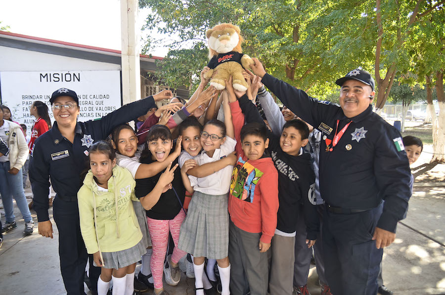 Entregan reconocimiento a 380 alumnos DARE Entregan reconocimiento a 380 alumnos DARE