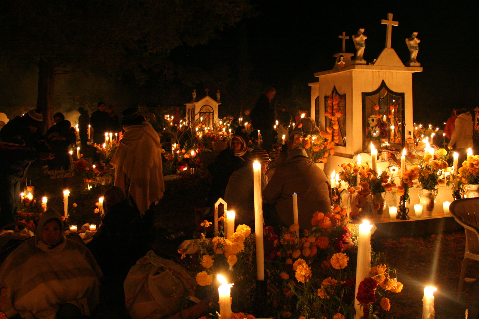 Por los muertos vivos y los vivos muertos Por los muertos vivos y los vivos muertos