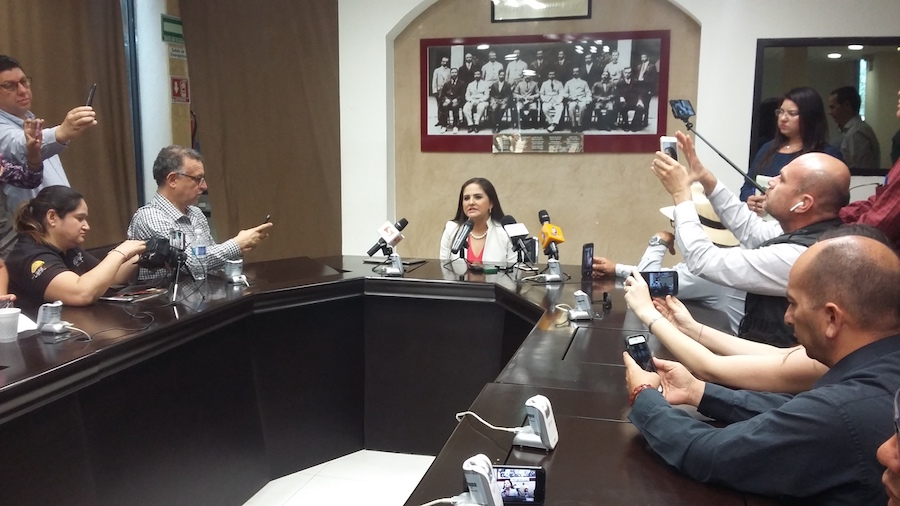 Renuncia Célida López al PAN