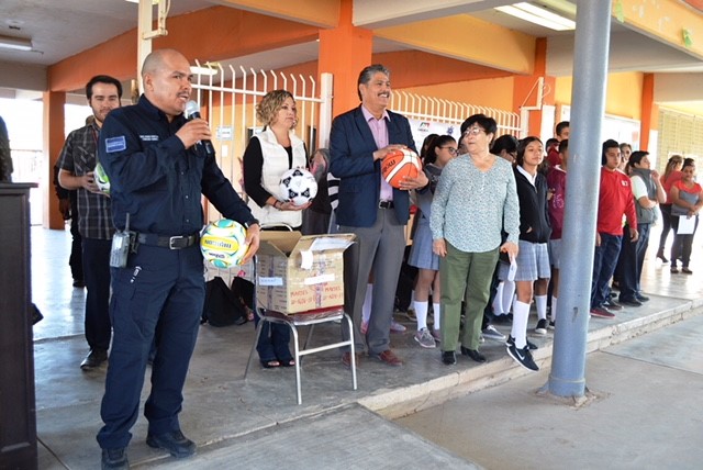 Reciben escuelas material deportivo y de construcción