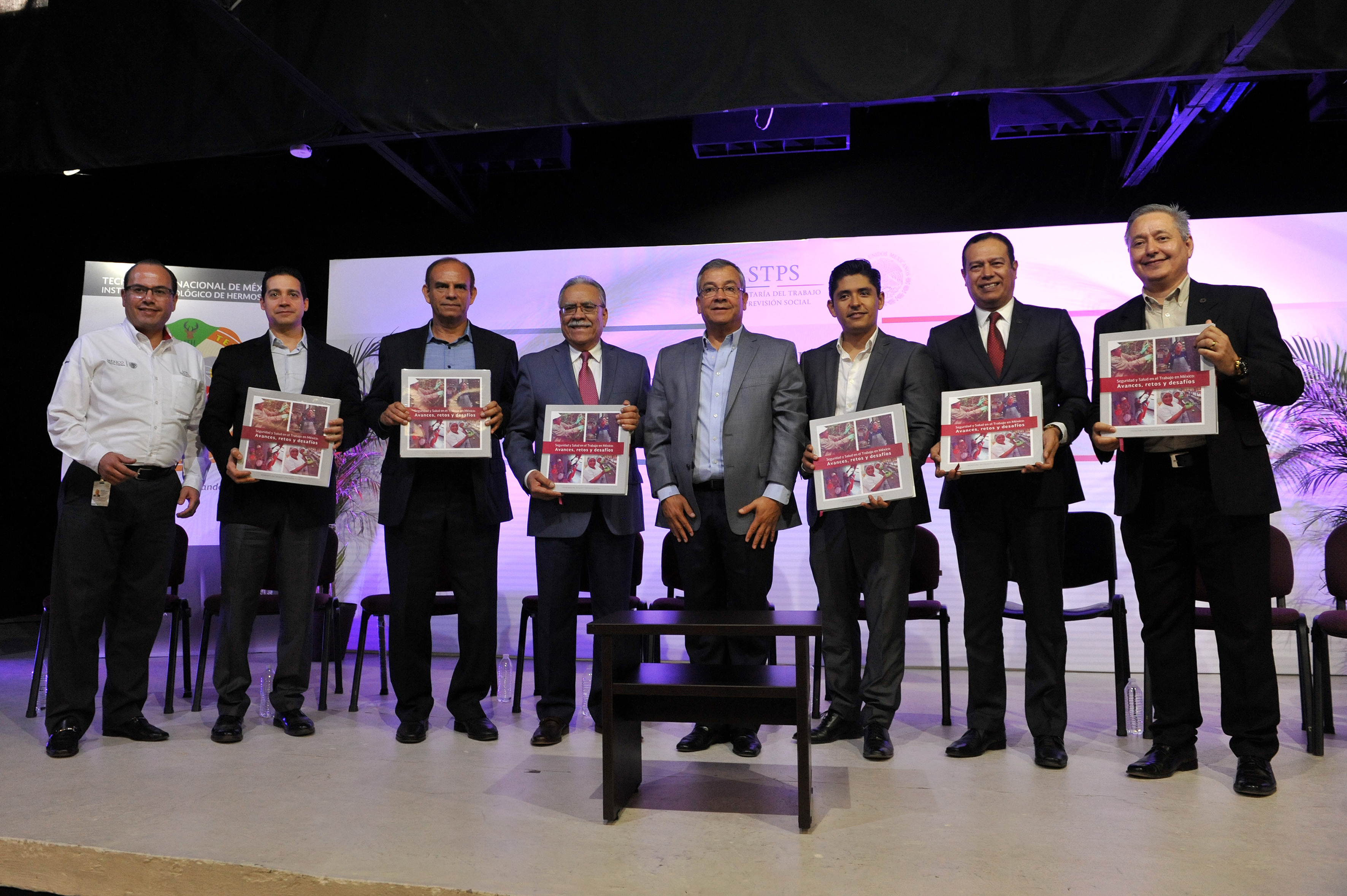 Presentan libro Seguridad y Salud laboral en el trabajo en México