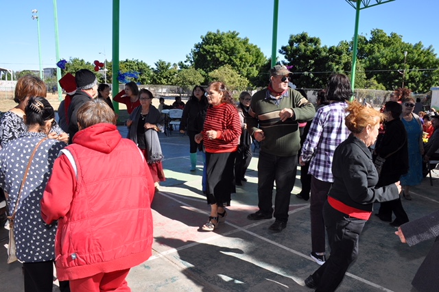 Disfrutan abuelos de INAPAM posada navideña