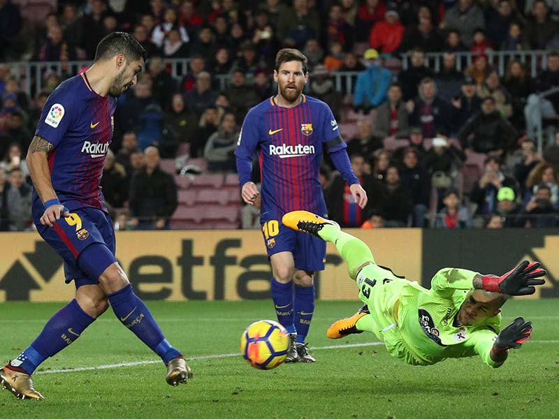 Dobletes de Suárez y Paulinho guían al Barça