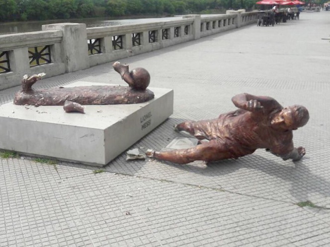 Cortan las piernas al Messi de bronce en Argentina Cortan las piernas al Messi de bronce en Argentina