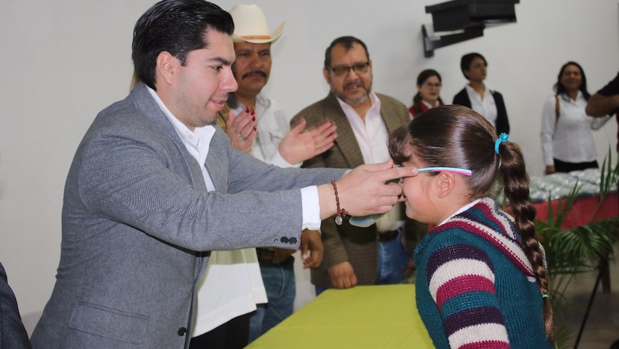 Emeterio Ochoa gestiona más de 700 lentes para niños y niñas de Cajeme