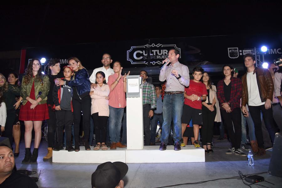 Enciende Maloro la iluminación navideña de Hermosillo