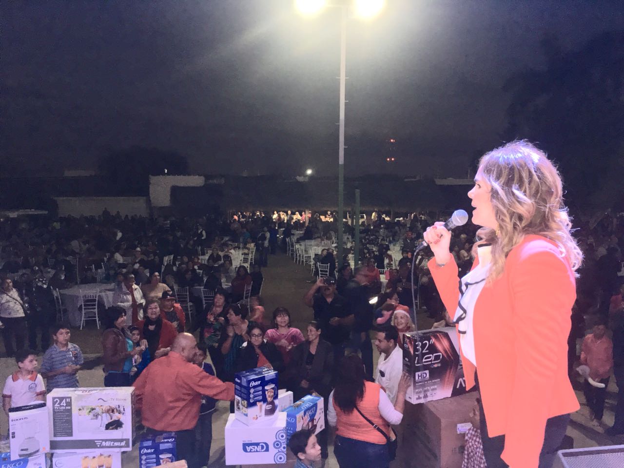 Celebra Kiki Díaz Brown al lado de más de 3,000 Cajemenses posada navideña