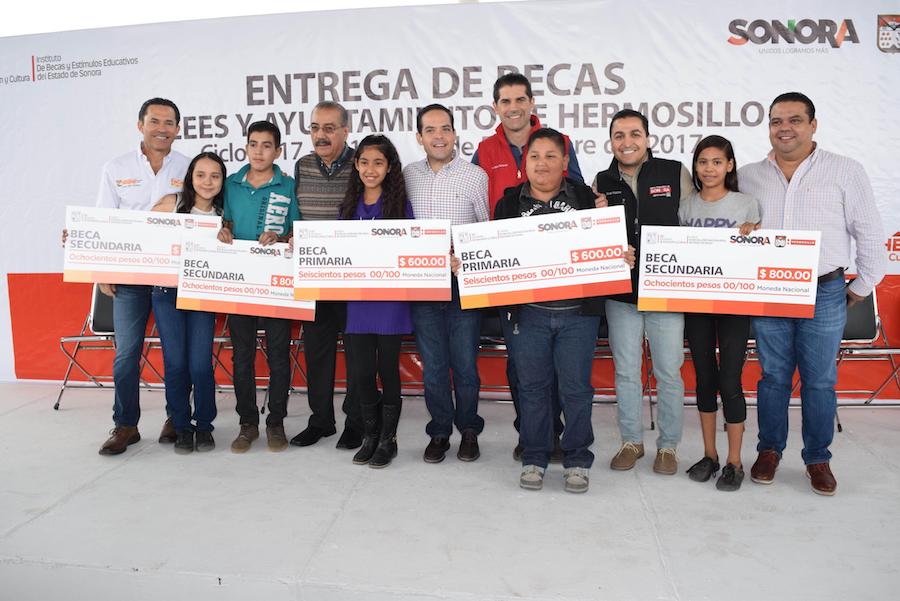 Entrega Maloro Acosta becas estudiantiles a niños hermosillenses
