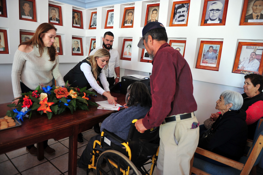 Entrega SEDESSON tarjetas del programa Unidos por tu mayor bienestar en Cananea e Imuris