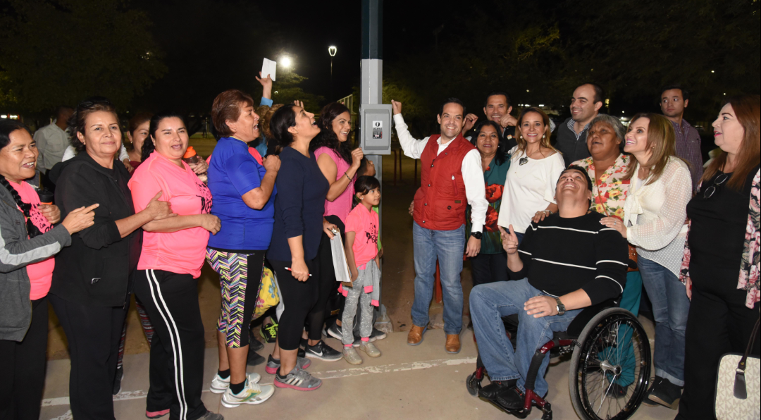 Inaugura Maloro Acosta iluminación LED en parque de colonia Sahuaro