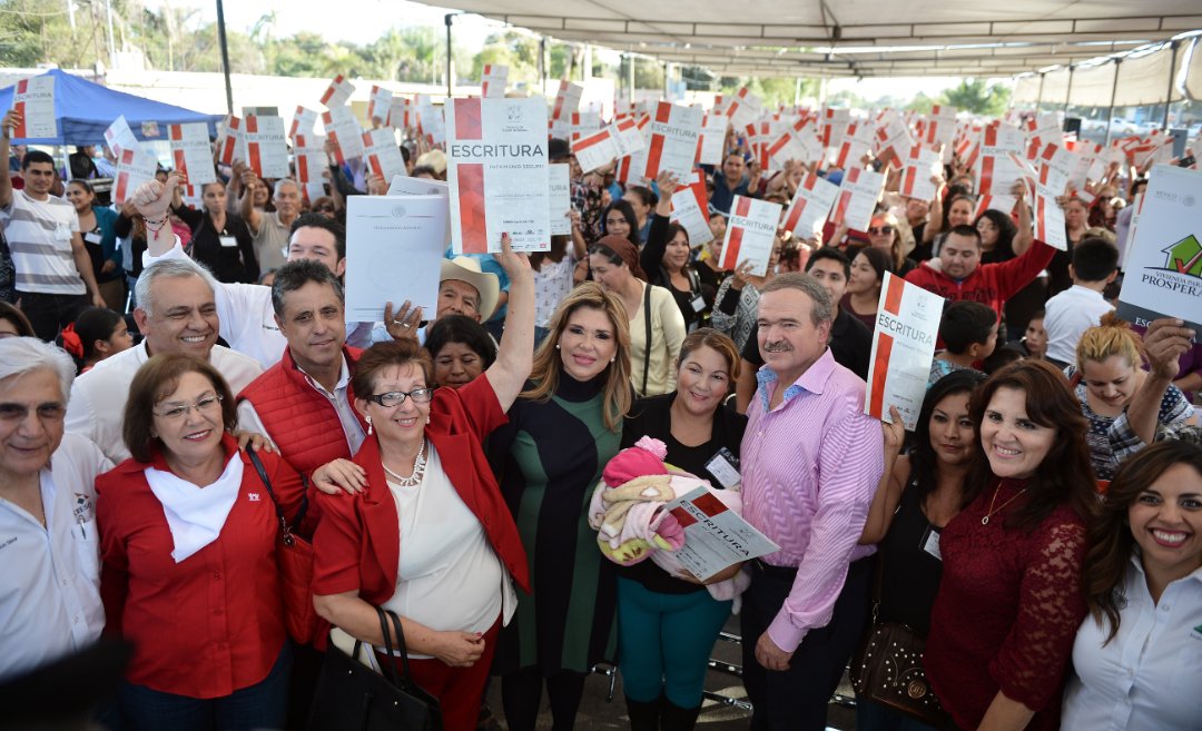 Entrega Gobernadora Pavlovich obras y escrituras en Navojoa Entrega Gobernadora Pavlovich obras y escrituras en Navojoa