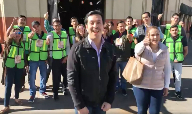 Supera David Figueroa firmas que necesita para su candidatura