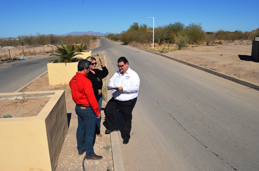 Supervisa alcaldesa avances en obras de instalación de alumbrado