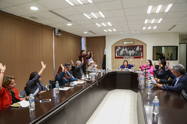 Aprueban comisiones proyectos de dictamen y renuncias de Regidores