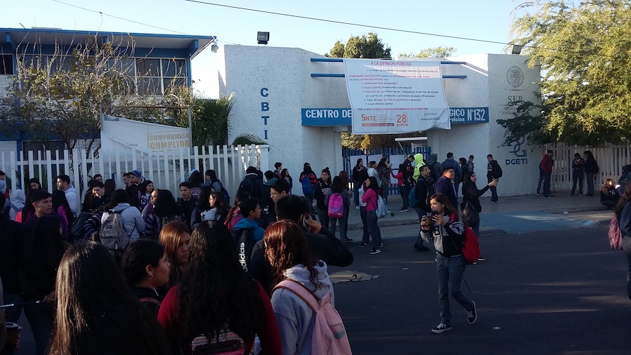 Alumnos cierran plantel del CBTIS 132 y denuncian cobros indebidos
