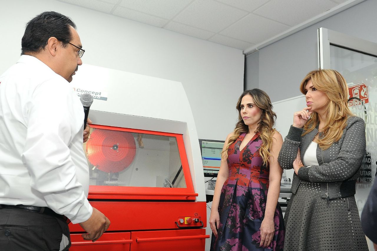 Entrega Gobernadora Pavlovich a Icatson aula tecnológica única en el noroeste