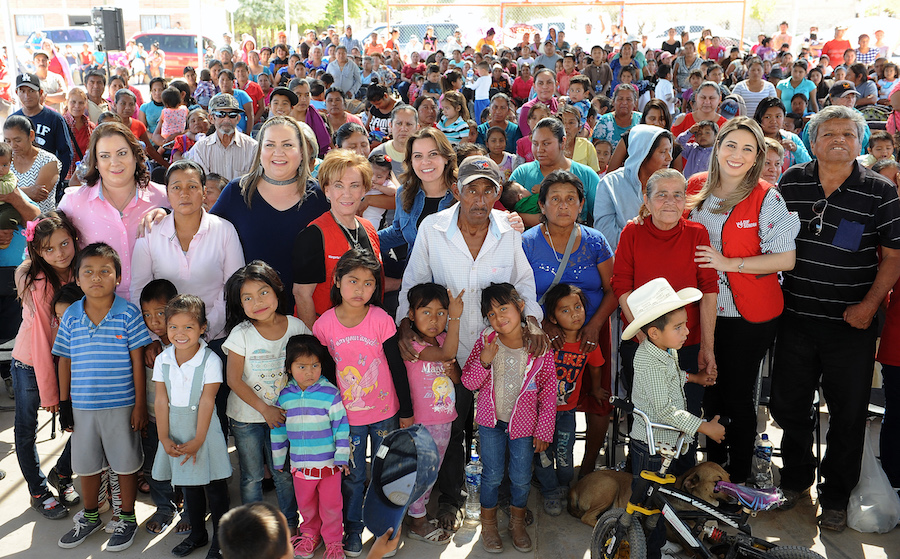 Entregan DIF Nacional y DIF Sonora apoyos a familias de Pesqueira
