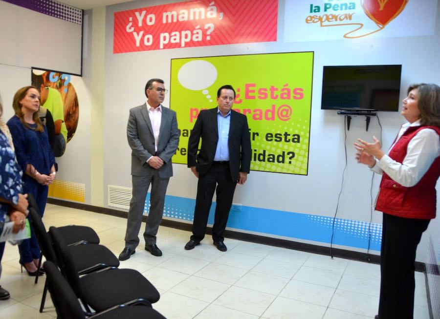 Recorre Enrique Clausen el Taller Vale la Pena Esperar del Voluntariado de la Secretaría de Salud
