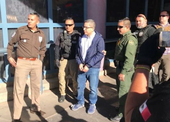 Deportan a Roberto Romero ex secretario de Padrés