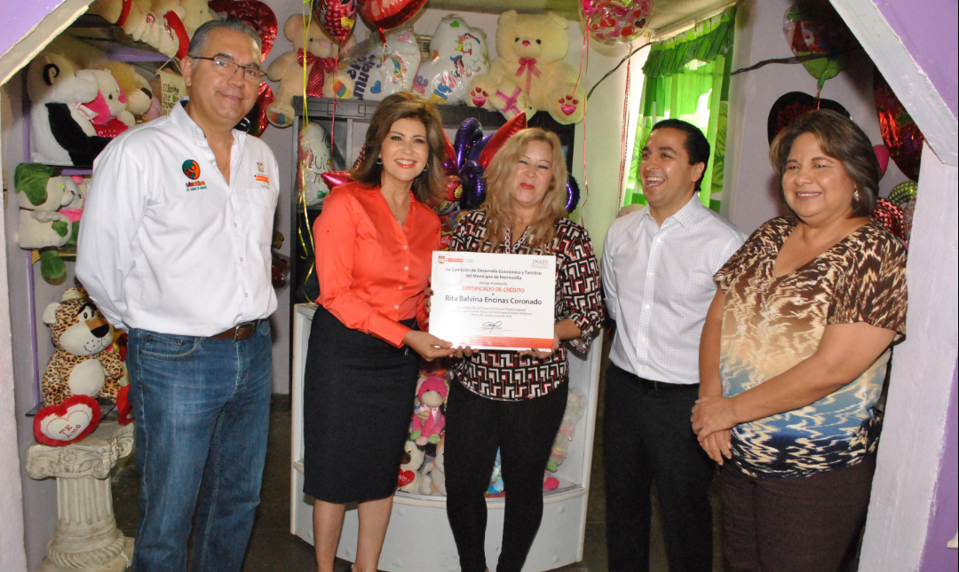 Entrega Presidenta Municipal certificado de microcrédito a emprendedora local