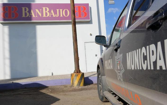 Cajera de banco ¡se negó a ser asaltada! El bandido huyó