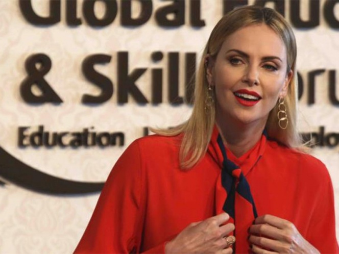Charlize Theron califica de ‘indignante’ armar a maestros en EU