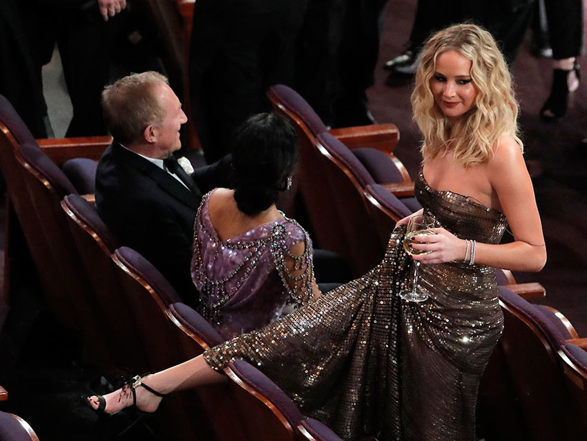 Jennifer Lawrence no suelta la copa durante la entrega del Oscar