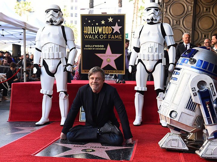 Mark Hamill devela su estrella en el Paseo de la Fama