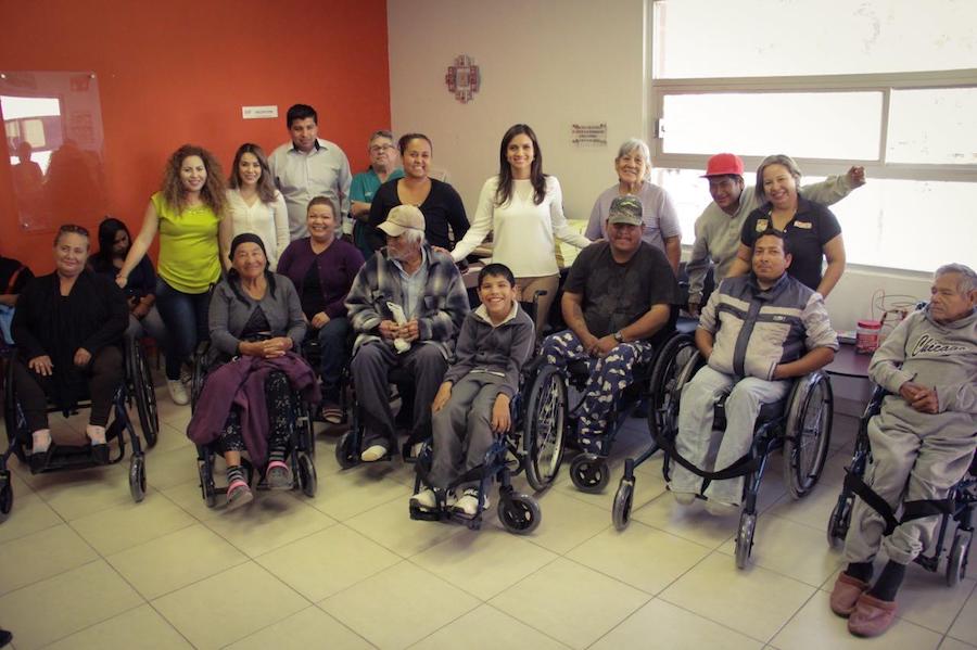 Entrega Martha Antúnez de Acosta sillas de ruedas en zona rural