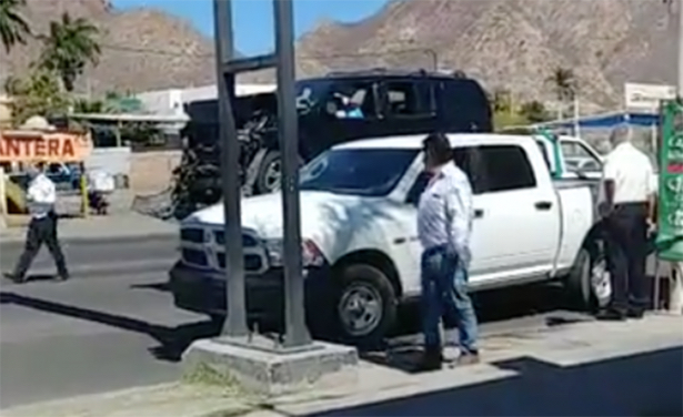Trasladan a comandante ejecutado de Guaymas en una grúa Trasladan a comandante ejecutado de Guaymas en una grúa