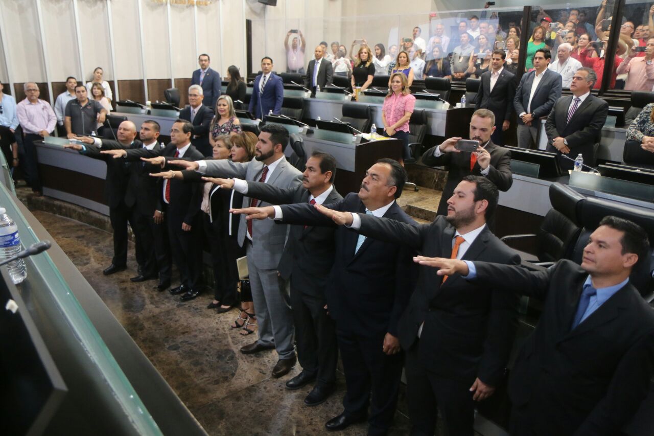 Toman protesta 10 nuevos diputados suplentes y aprueban renuncia de 3 alcaldes