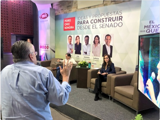 Increpa constructor a Lilly Téllez en foro de CMIC