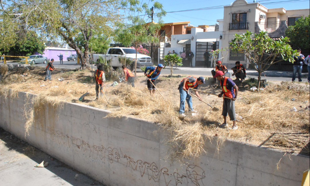 Limpia Servicios Públicos el canal Lázaro Cárdenas