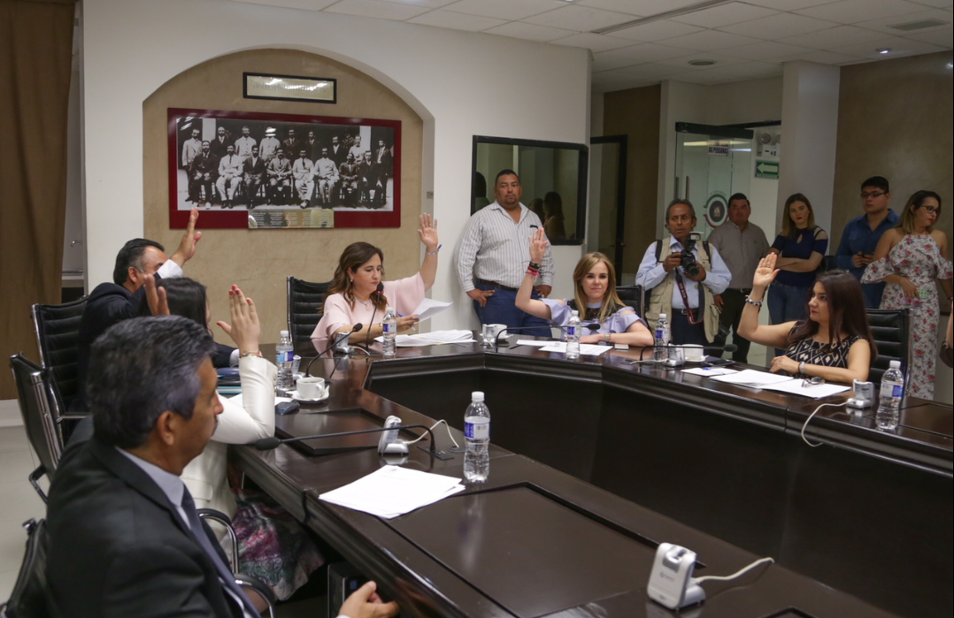 Aprueban diversas comisiones proyectos de dictamen