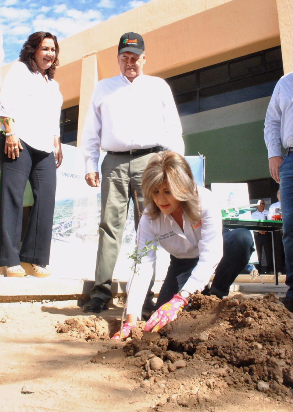 Lleva Presidenta Municipal reforestación a la UTH