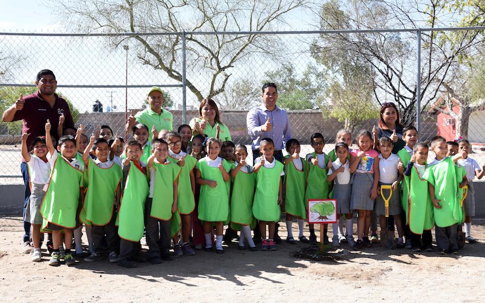 Adoptan árboles alumnos de Primaria Melchor Ocampo
