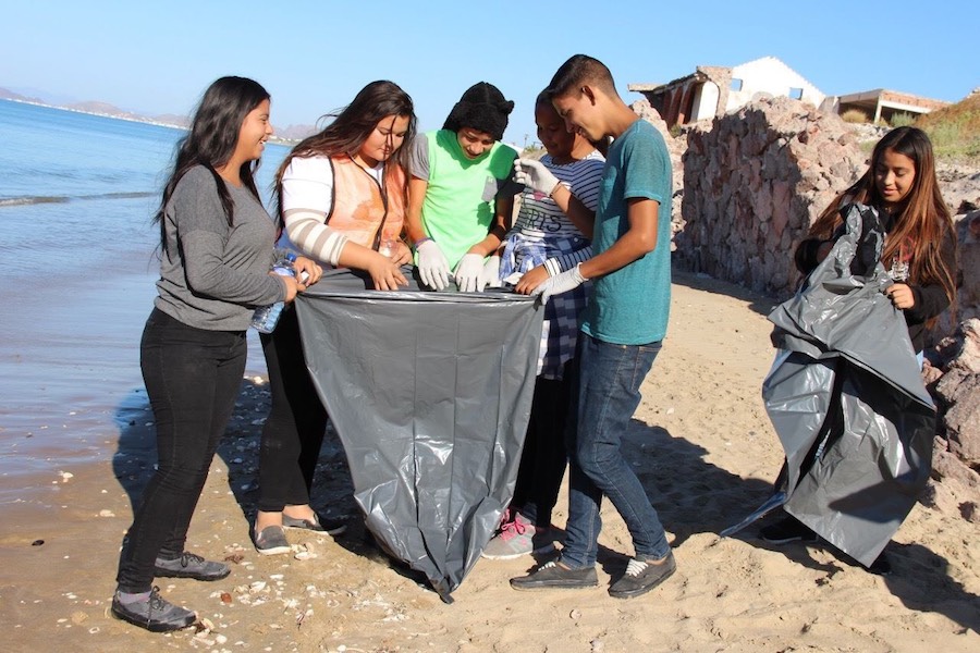Participa Club de Ecología Xapoo en acciones de playa limpia
