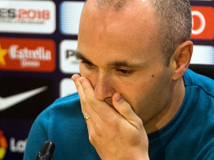 Iniesta dice adiós al Barcelona entre lágrimas y aplausos