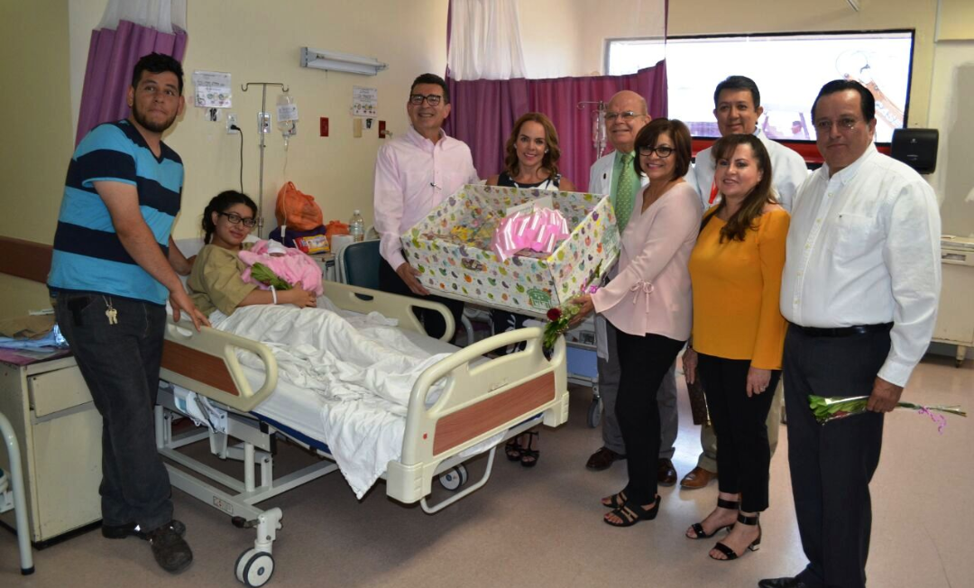 Presenta Secretario de Salud a la “Mamá 10 de mayo”
