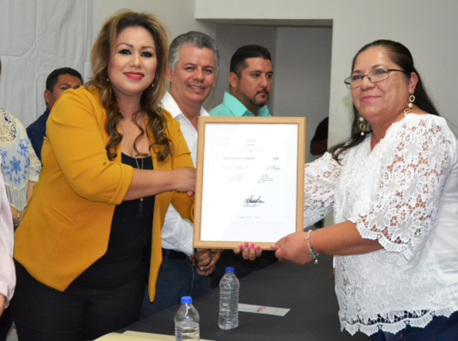Reconocen a maestros distinguidos en su día