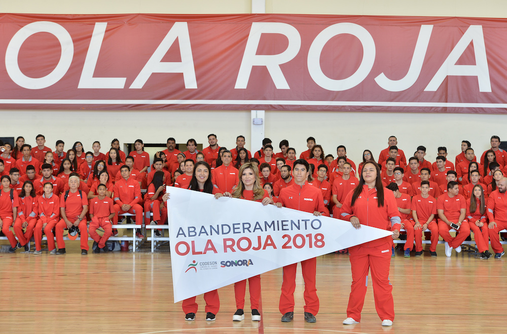 Abandera Gobernadora Pavlovich a la Ola Roja Sonorense